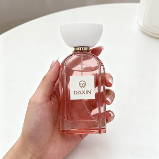 زجاجات عطر زجاجية غير قابلة لإعادة التعبئة، مانعة للتسرب، مزودة بشعار محفور، متوفرة بسعات 30 مل، 50 مل، و100 مل.