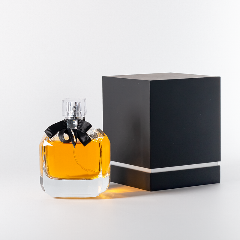 Hochwertiger, quadratischer Parfümflakon (100 ml) mit verschiedenen Winkeln und exquisiter Schleife; zwei Flaschenkörper optional erhältlich