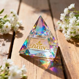 زجاجات عطور زجاجية ملونة على شكل هرم كريستالي، قابلة للتخصيص، سعة 30 مل و50 مل.