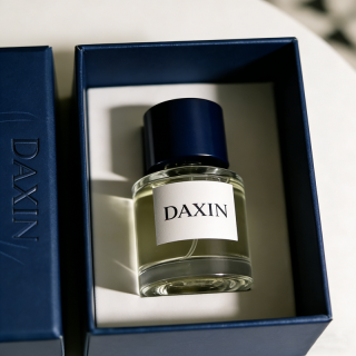 Фирменный стеклянный флакон для духов цилиндрической формы объемом 50 мл (30 мл/100 мл) в коробке, изготовленный по индивидуальному заказу.