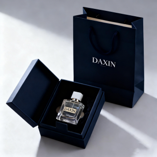 Роскошный стеклянный флакон для духов 50 мл, пустой, в фиолетовой подарочной коробке и фирменном пакете.