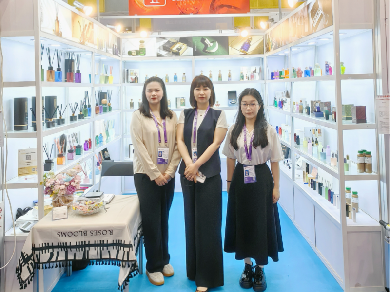DAXIN GLASS brilla en la 139ª Feria de Cantón: presentando innovaciones en frascos de perfume premium, frascos difusores y frascos de perfume giratorios.