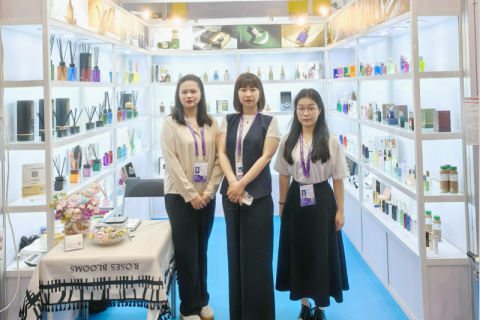 大信玻璃在第139届广交会上大放异彩：展出高端香水瓶、香薰瓶和旋转香水瓶创新产品