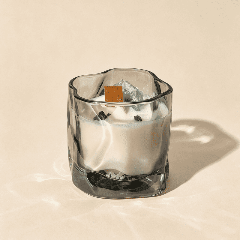 Nuevo y exclusivo tarro de cristal con diseño de ondas retorcidas en múltiples colores y borde ondulado irregular, ideal para velas de lujo.