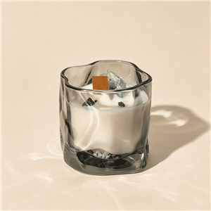 Nuevo y exclusivo tarro de cristal con diseño de ondas retorcidas en múltiples colores y borde ondulado irregular, ideal para velas de lujo.