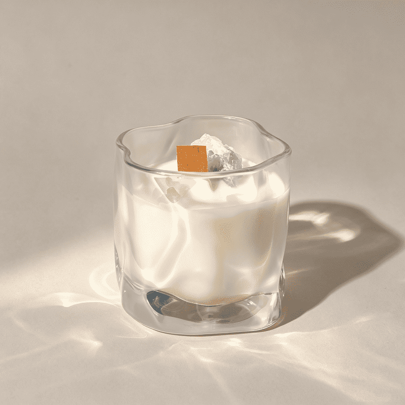 Nuevo y exclusivo tarro de cristal con diseño de ondas retorcidas en múltiples colores y borde ondulado irregular, ideal para velas de lujo.