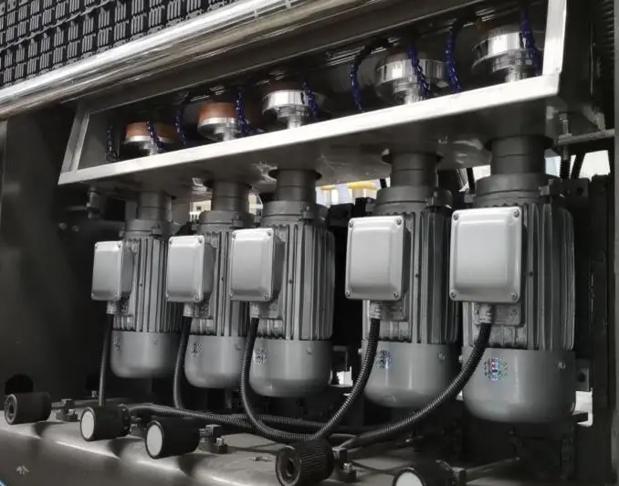 Glass processing device Glass processing device