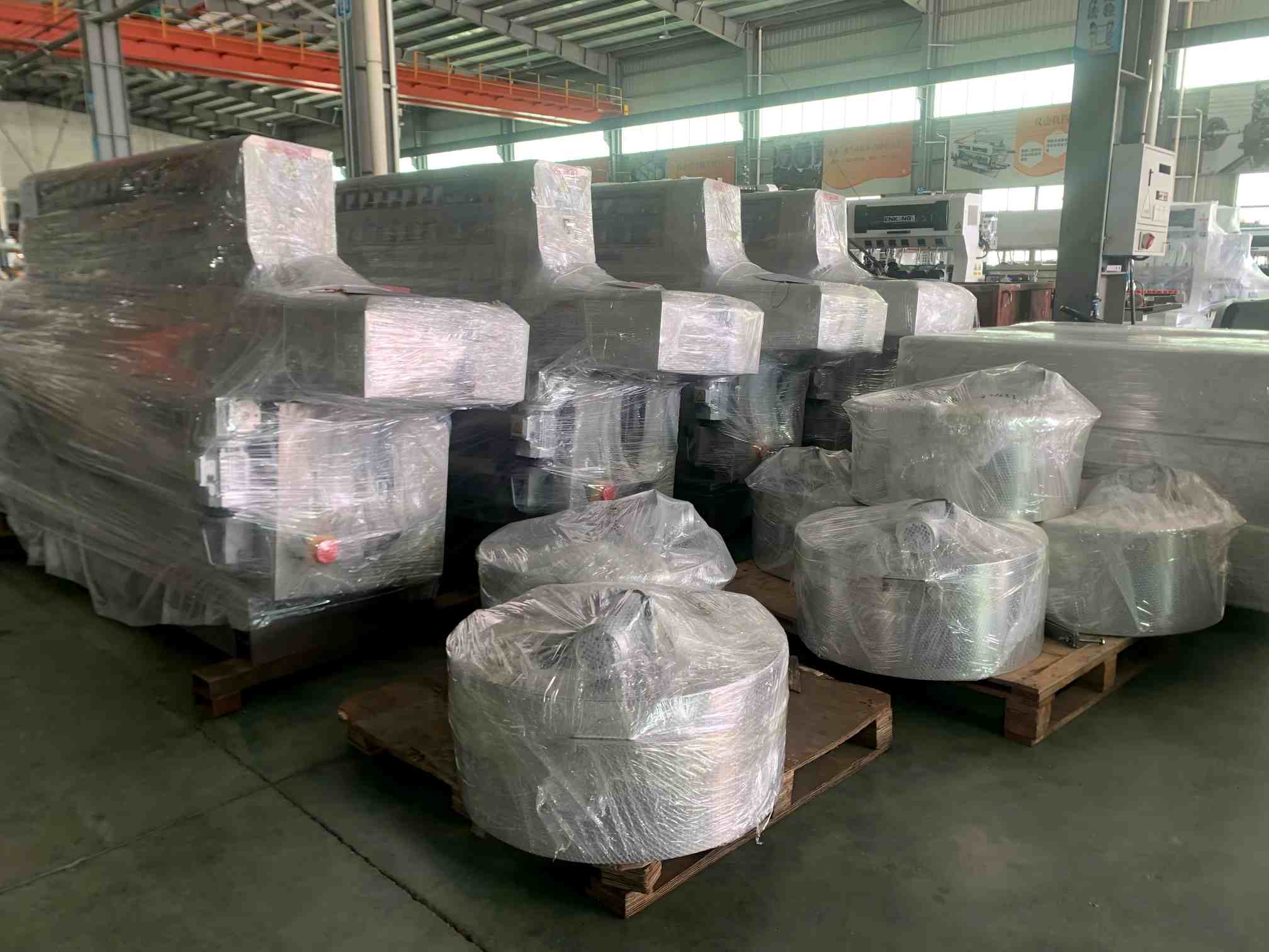 ENKONG livrează un alt lot de mașini de tăiat margini de sticlă în Brazilia, cu ambalaje profesionale pentru export