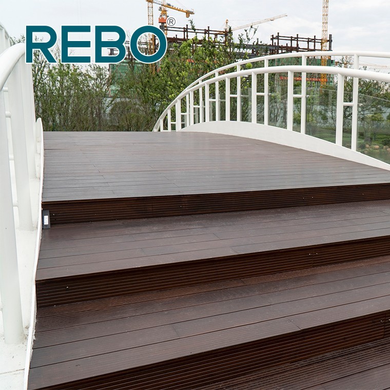 Degraus de deck de jardim para piso externo carbonizado escuro ecológico