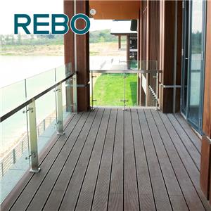 Einfach zu verlegender, langlebiger Terrassenbelag aus Bambus im Used-Look