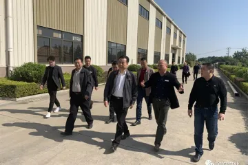 장저우시 지도자들이 골든대나무 회사를 방문하여 조사를 실시하고 기업 발전을 위한 제안을 했습니다.