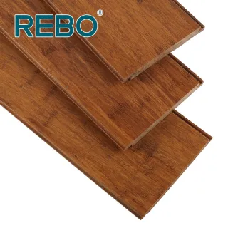 Suelo interior de bambú tejido con hebras carbonizadas REBO