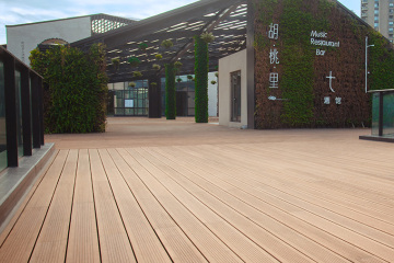 왜 스트랜드로 짠 대나무는 야외용으로 단단한 대나무보다 우수한가요?