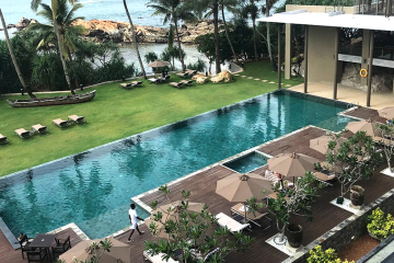 O deck de bambu é adequado para construção ao lado da piscina?