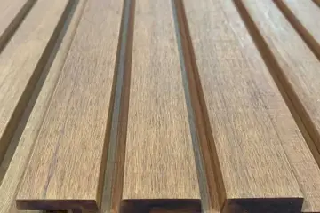 Qual é o desempenho dos painéis de parede de bambu pesado no isolamento acústico?