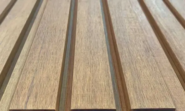 Qual é o desempenho dos painéis de parede de bambu pesado no isolamento acústico?