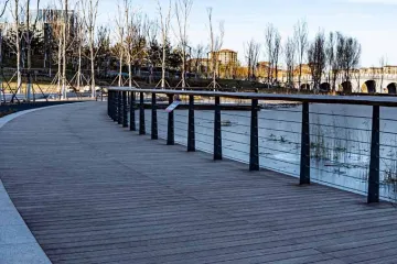 Qual o efeito da luz solar direta no piso de bambu para áreas externas?