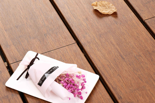 야외에 무거운 대나무 바닥을 설치할 때 왜 틈새를 남겨두어야 할까요?