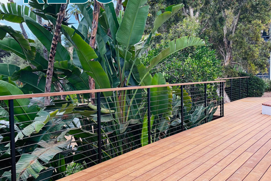 O deck de bambu é adequado para jardins?