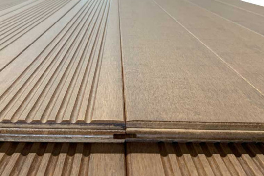 ストランド編みの竹製デッキは暑くて乾燥した天候に耐えられますか?