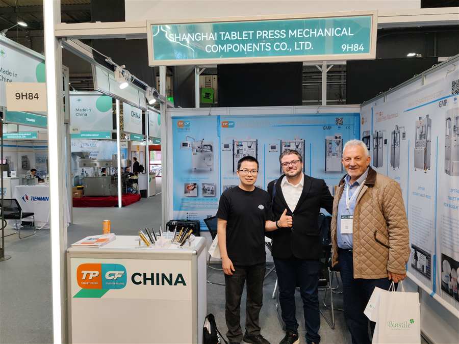Customer engagement at CPHI Milan 2026 Shanghai Tablet Press team with international visitors at CPHI Milan 2026