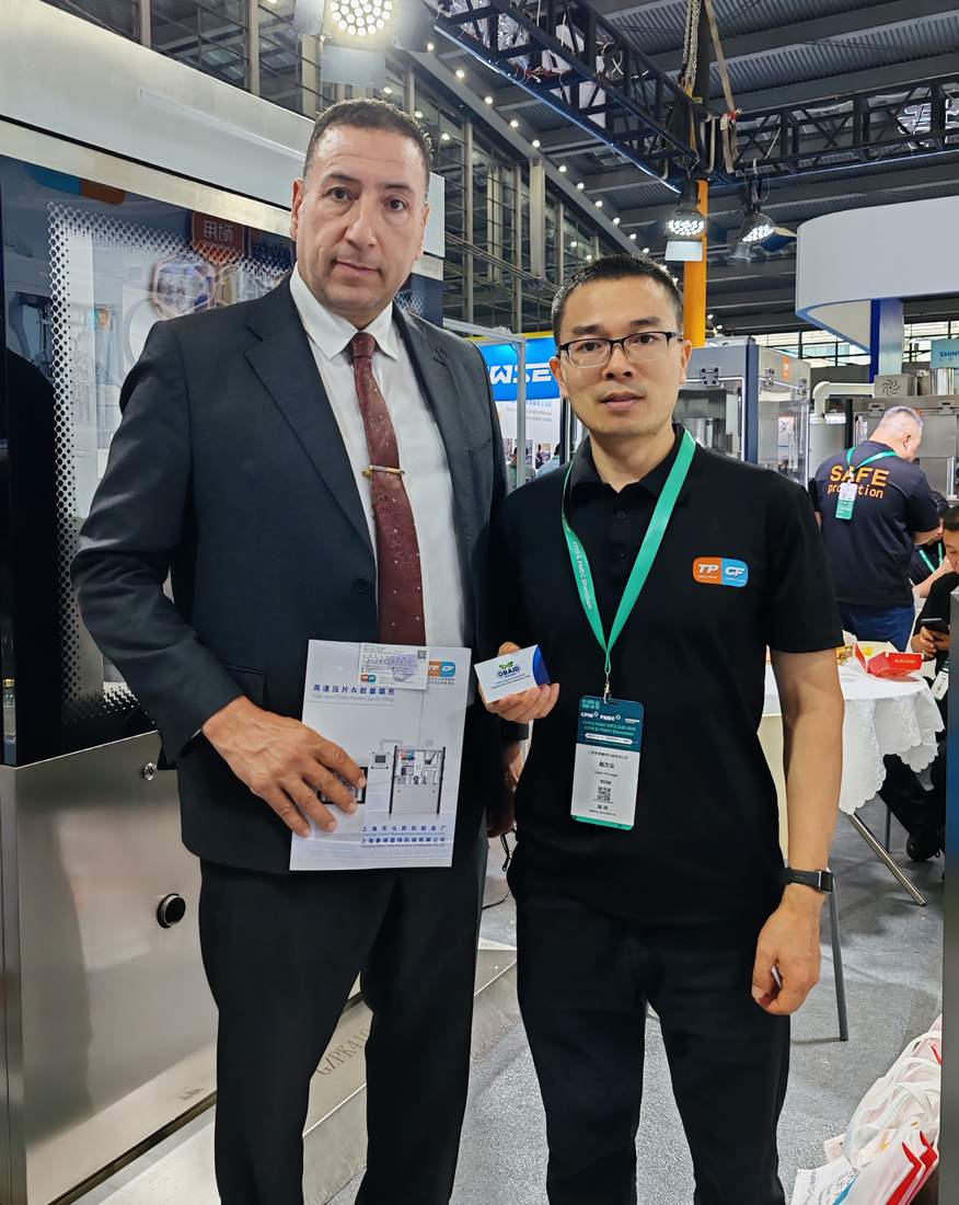 Technical conversation with an international pharmaceutical professional at the Shenzhen exhibition