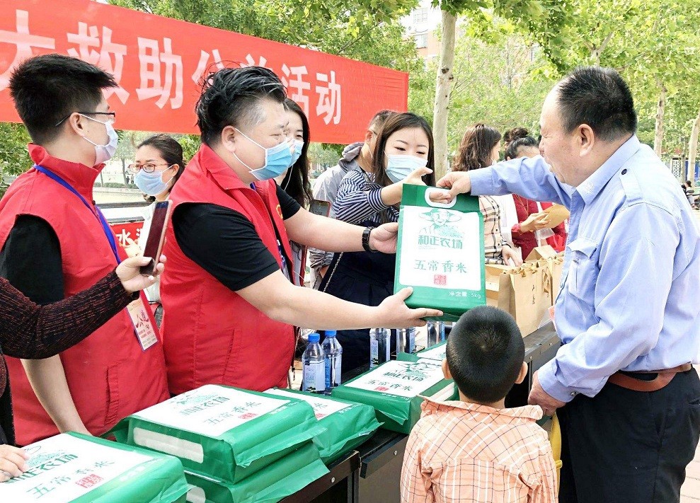 Membantu Masyarakat Dan Menyertai Aktiviti Kebajikan Masyarakat Shanghai Chunhan Plastic Products Co Ltd