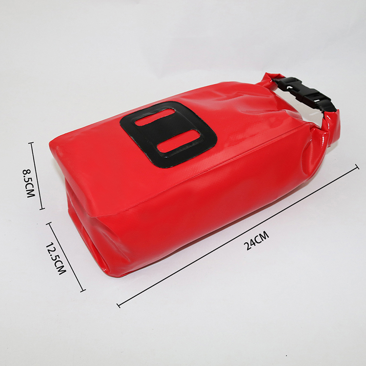 حقيبة الإسعافات الأولية الحمراء للمشي لمسافات طويلة أثناء القيادة