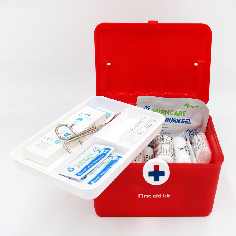 家族の救急箱、プラスチックの救急箱、赤い救急箱
