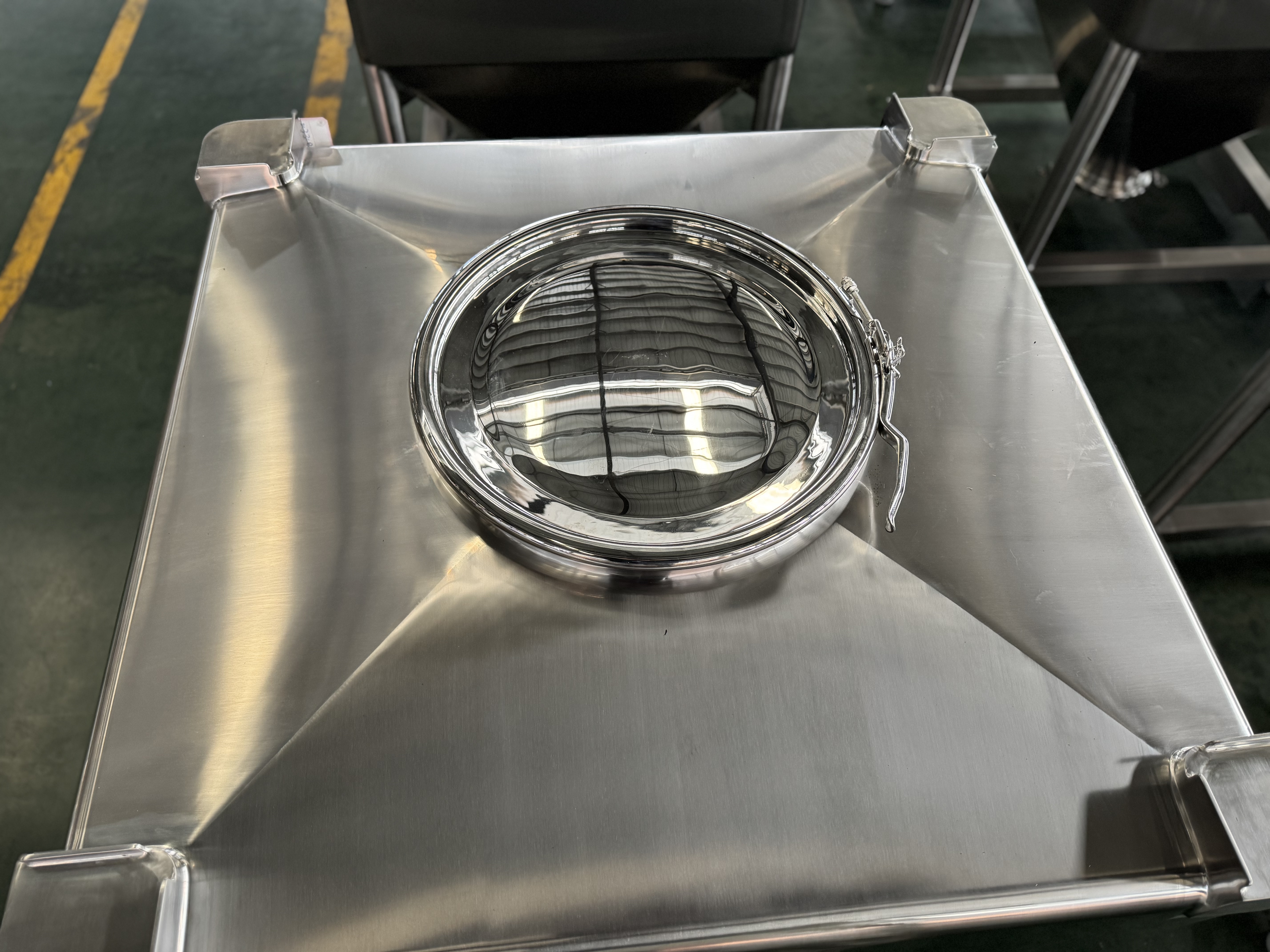 Китай HZTD-1200 Максимальный рабочий объем 960 л, с ручным выпускным запорным клапаном., производитель