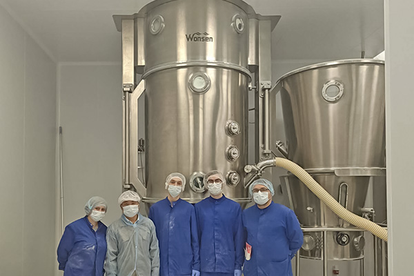Wspieranie produkcji farmaceutycznej w Rosji: udana instalacja 200-kilogramowej linii granulacyjnej o wysokiej wydajności