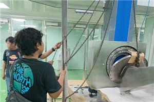 Fallstudie zum Projekt „Einsäulen-Hebebehältermischer“: Der Hebebehältermischer HLT-100 wurde bei PT. GEMA INTI SUKSES installiert.