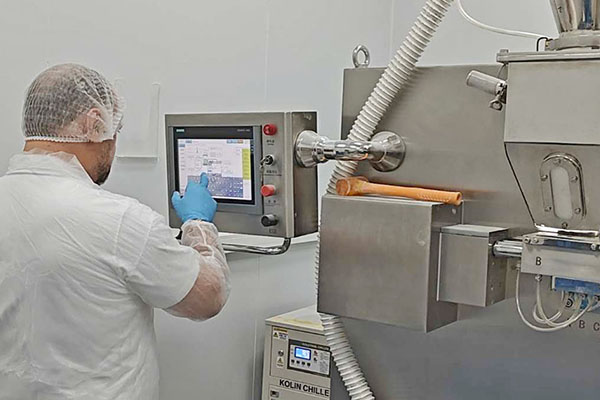 Wonsen ayuda a un cliente ruso con la instalación de la compactadora de rodillos LG-200 y la criba vibratoria.
