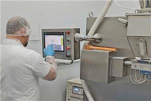 Wonsen unterstützt russischen Kunden bei der Installation einer LG-200 Walzenwalze und eines Vibrationssiebs.