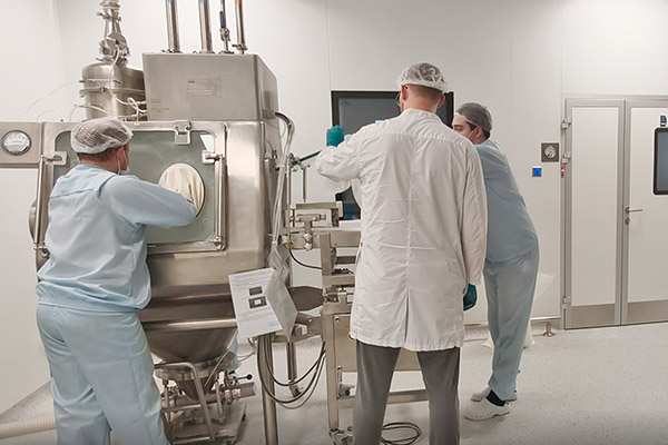 Máquina semiautomática de desembalaje instalada y puesta en marcha con éxito en Bielorrusia.