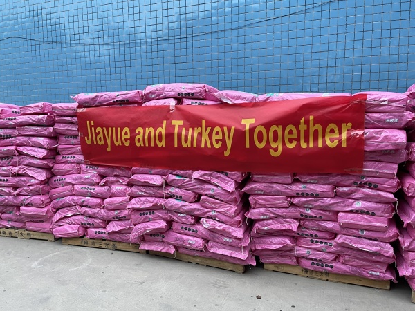 중국의 배려 기업이 책임을 맡고 Jiayue가 터키에 물품을 기부합니다