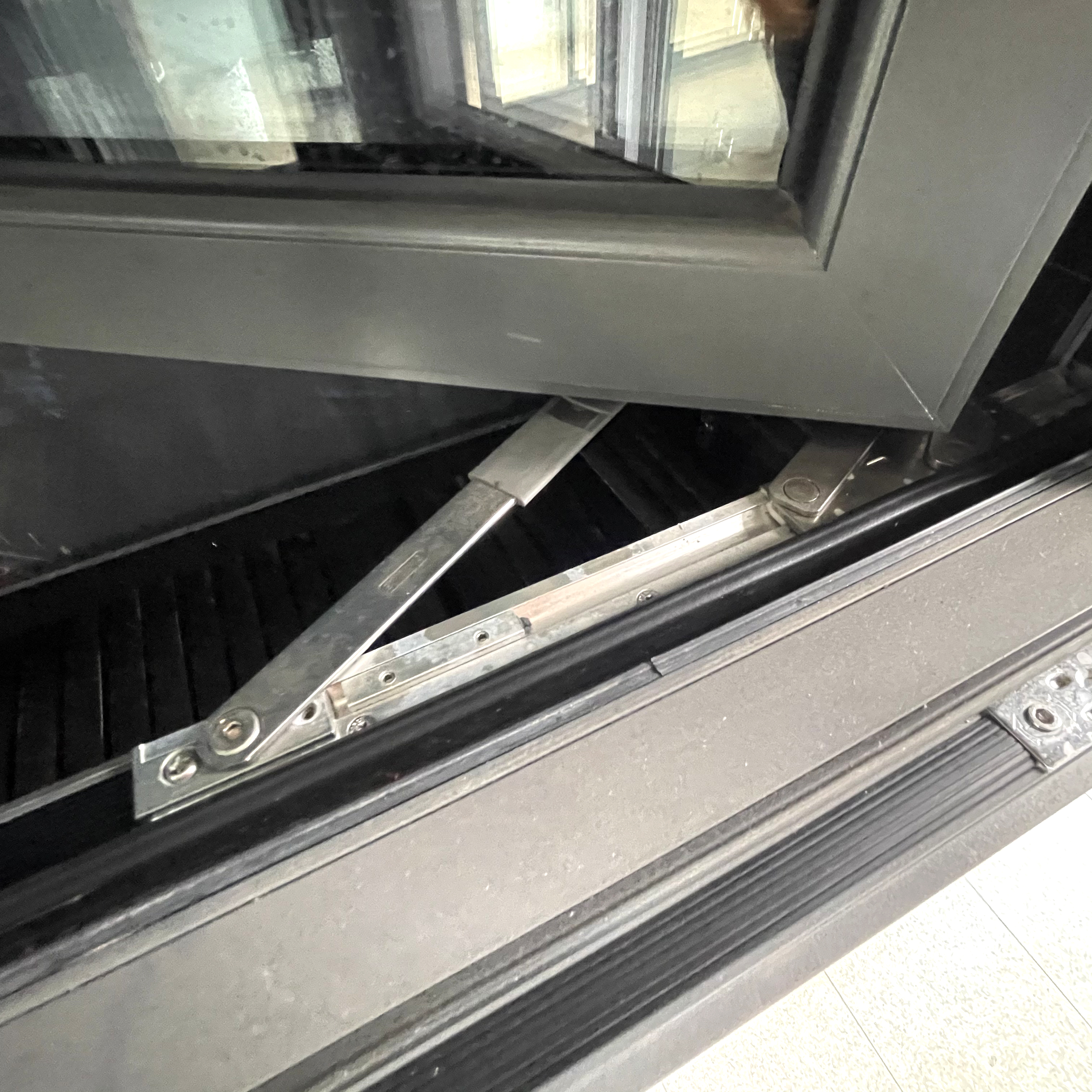 Muti-Cavity Heat Broken Aluminium Frame Double Glazed Iinvisible Water Drainage Casement System Window