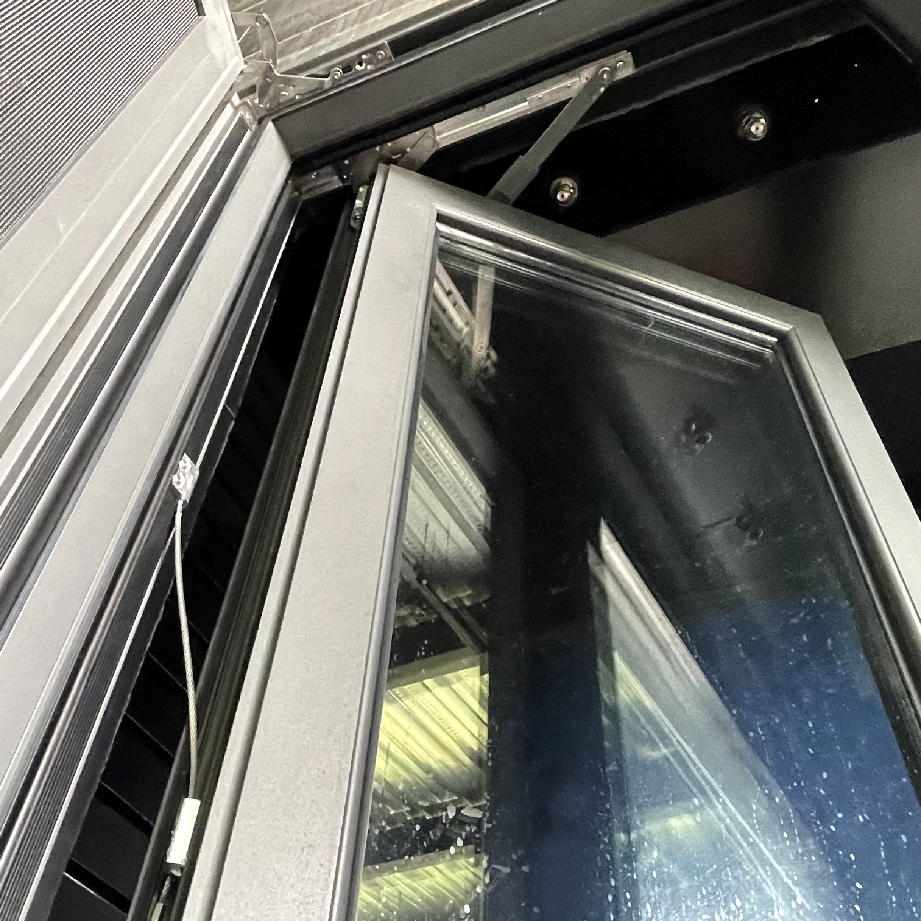 Muti-Cavity Heat Broken Aluminium Frame Double Glazed Iinvisible Water Drainage Casement System Window