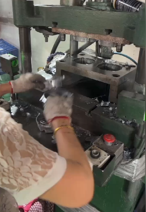 Cutting edges for casting aluminum accessories