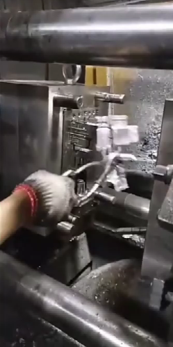 How does a zamak perfume cap come out