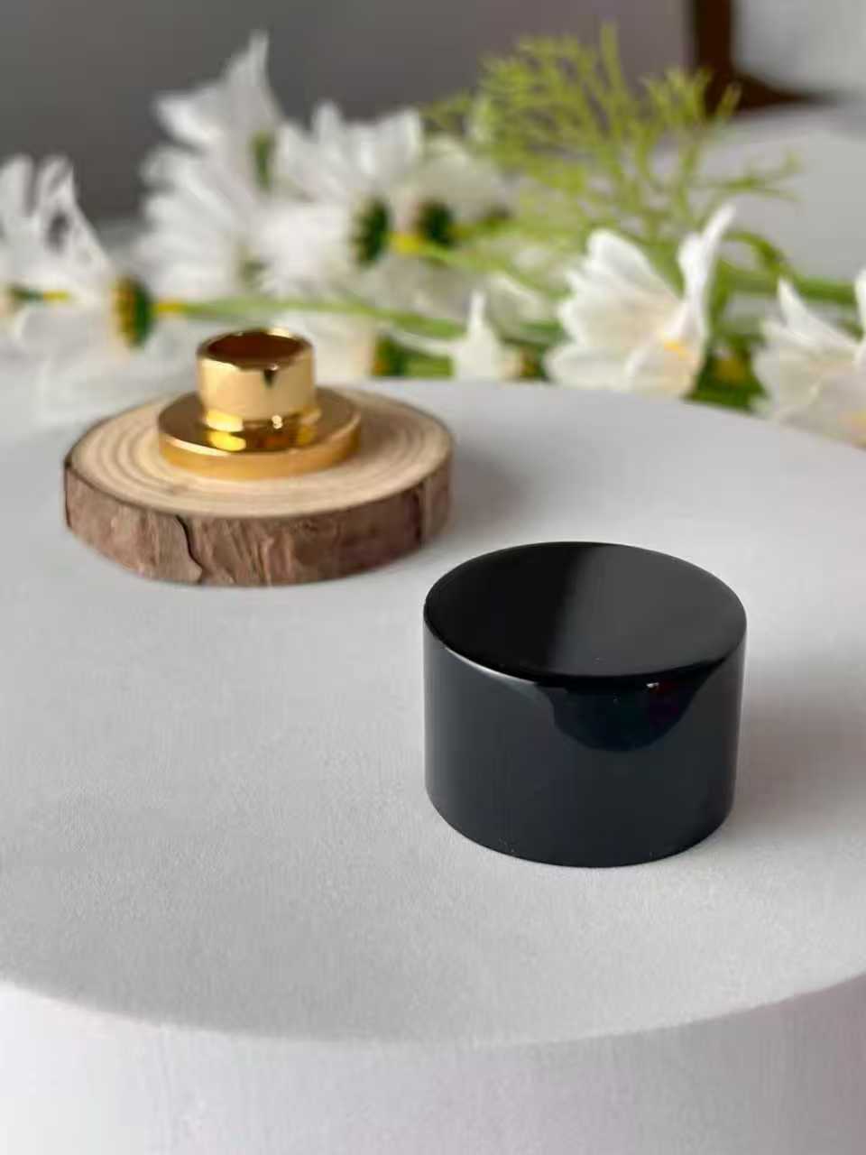 wide size Magnetic aluminum perfume cap