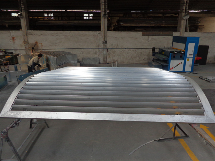 Manufacturing process of aluminum louvered panels