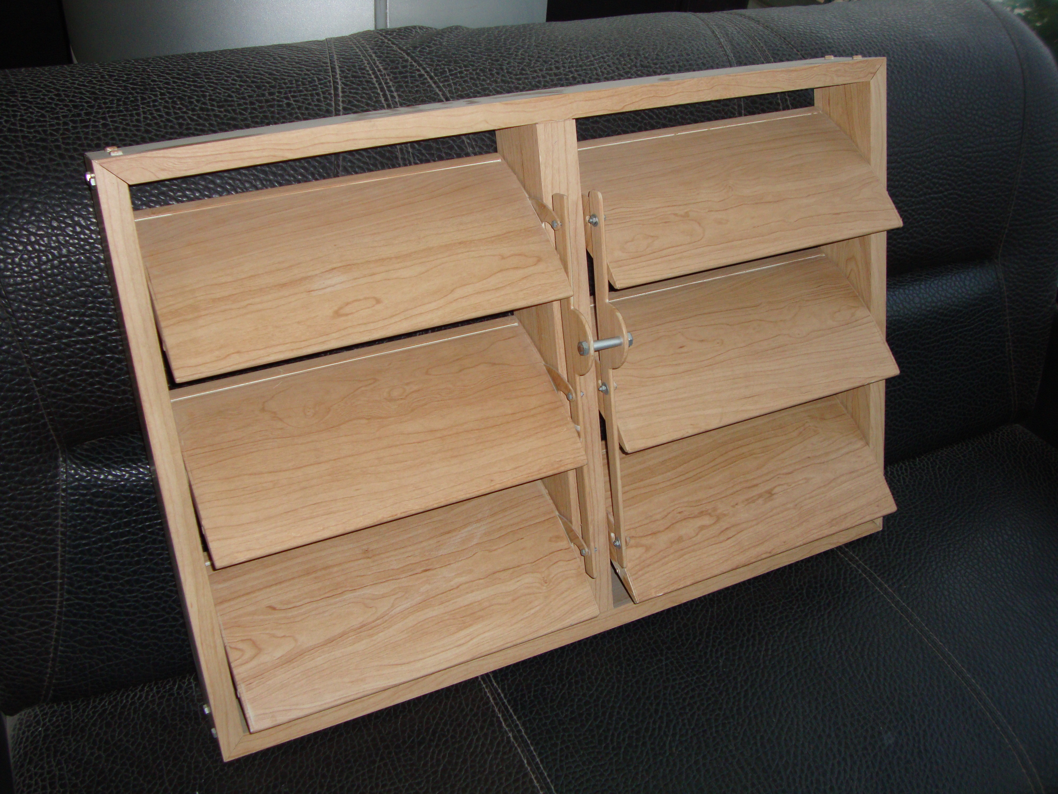 What are the advantages and disadvantages of aluminium louvre windows