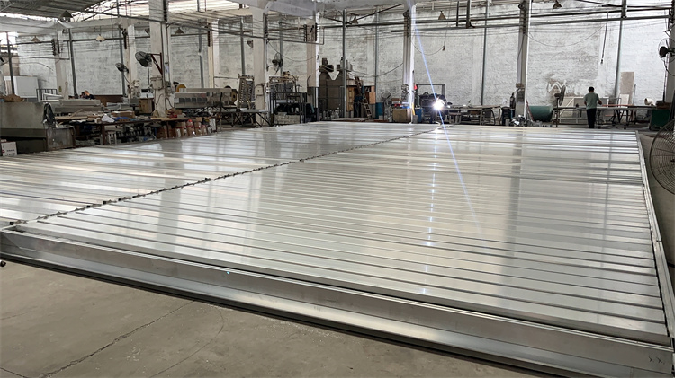 Manufacturing process of aluminium louvre blades