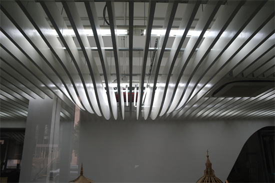 What are the characteristics and advantages of aluminum baffle ceilings?