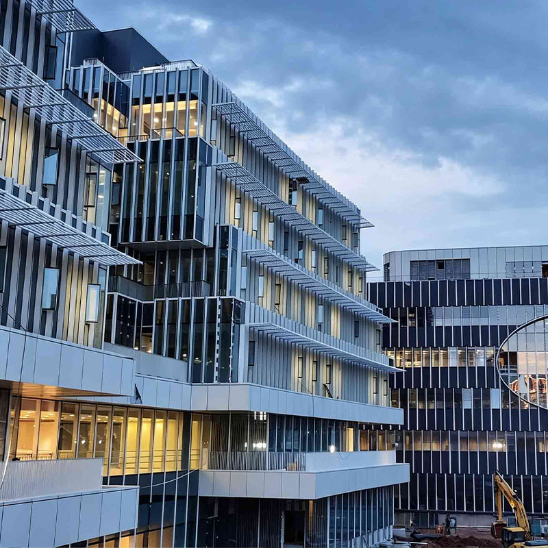 Sistema de techo fonoabsorbente de aluminio en la Universidad de Ciencia y Tecnología de Hong Kong.