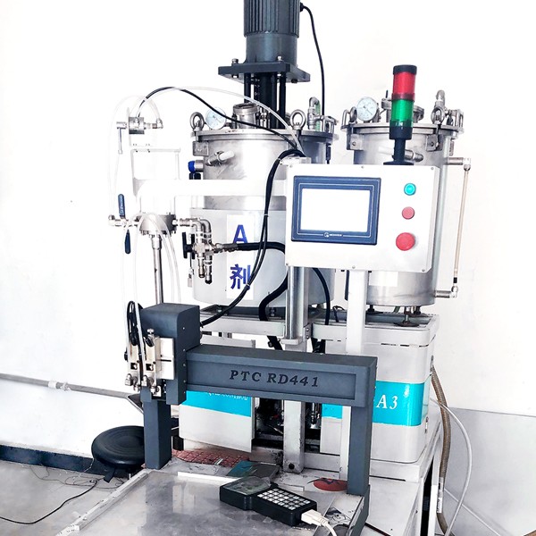 The automatic feeder will feed the product into the glue filling machine, vacuum the air, and inject the epoxy glue into the shell according to the preset parameters. Precise potting amount and has no bubble. Fully automated operation effectively solves the problem of low labor efficiency and improves the quality of production to a great extent.