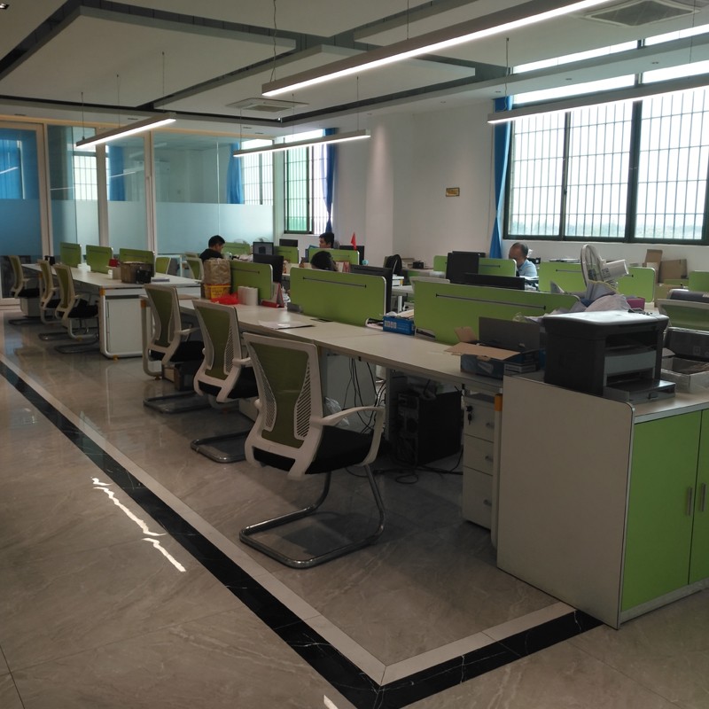 Чистый / Яркий Офис и Дружелюбные Члены Команды