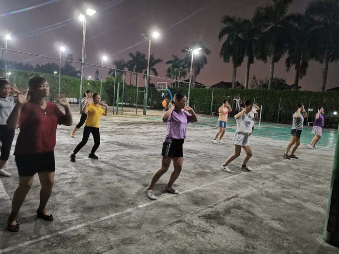 Nach einem Tag voller Lichtproduktion kommen sie zusammen, um sich zu entspannen und zu tanzen.