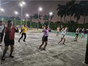 Nach einem Tag voller Lichtproduktion kommen sie zusammen, um sich zu entspannen und zu tanzen.